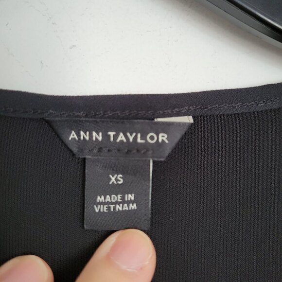 Ann Taylor Keyhole Front Black Short Sleeve Blouse Top Silky Smooth Flowy Sz XS - Picture 8 of 10